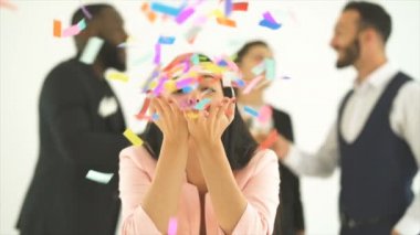 Renkli konfeti üfleyen kadın. yavaş çekim