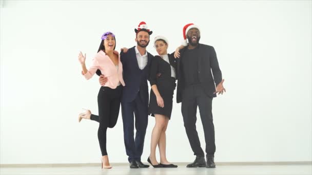 Čtyři Šťastní Lidé Pózují Bílém Pozadí Zpomalený Pohyb — Stock video