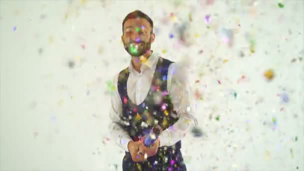 Man Die Poppers Opent Met Confetti Slow Motion — Stockvideo