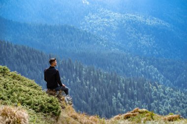 Uçurumda oturan adam