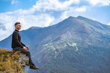 Uçurumda oturan mutlu adam