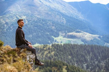Uçurumda oturan mutlu adam