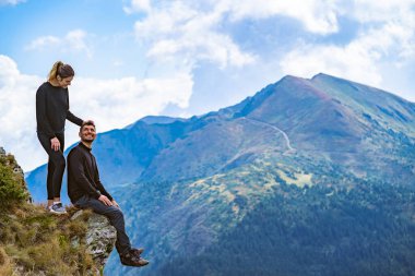 Mutlu çift güzel kayalıklarda eğleniyor