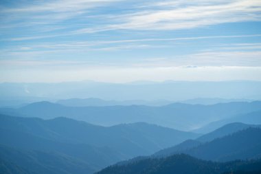 Resimli sisli dağ manzarası