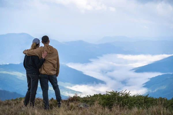 Pria Dan Wanita Berdiri Latar Belakang Lanskap Gunung — Stok Foto