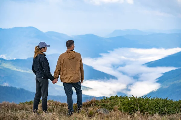 Homem Uma Mulher Fundo Paisagem Montanha — Fotografia de Stock