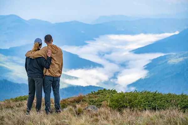 Homem Uma Mulher Fundo Paisagem Montanha — Fotografia de Stock