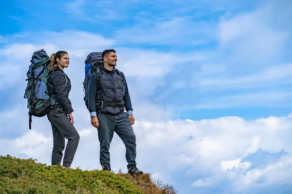 Pria Dan Wanita Dengan Ransel Berdiri Atas Latar Belakang Lanskap — Stok Foto