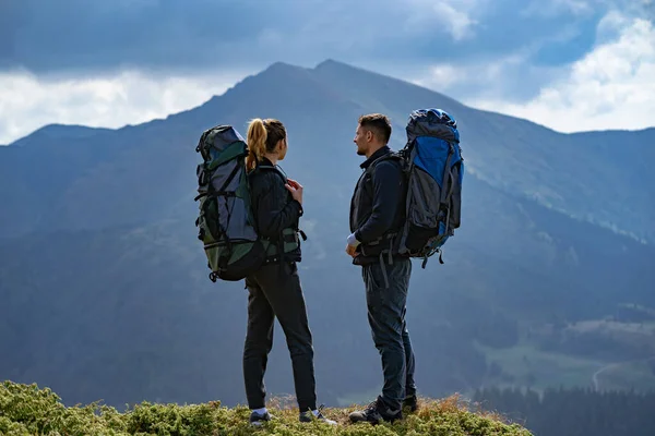 Pasangan Dengan Ransel Berdiri Latar Belakang Lanskap Gunung — Stok Foto