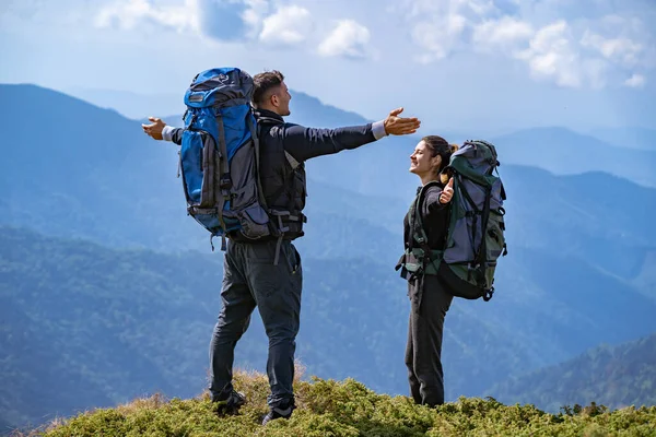 Das Glückliche Paar Mit Rucksäcken Steht Vor Dem Hintergrund Der — Stockfoto