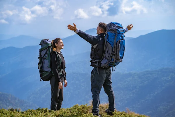 Das Paar Mit Dem Rucksack Genießt Die Herrliche Berglandschaft — Stockfoto