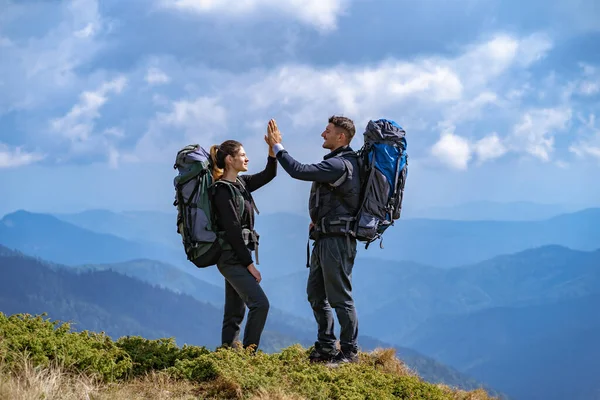 Pasangan Bahagia Dengan Ransel Bergerak Gunung — Stok Foto