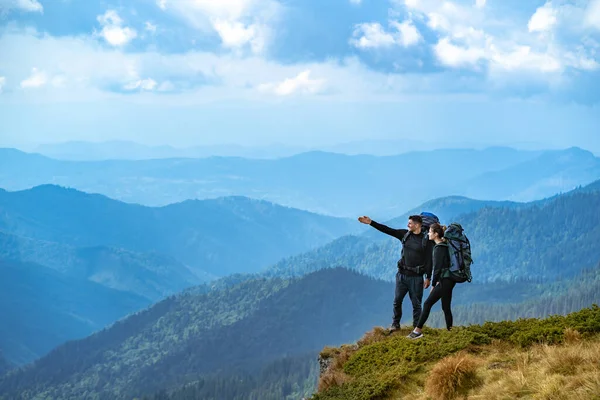 Das Glückliche Paar Gestikuliert Auf Der Klippe — Stockfoto