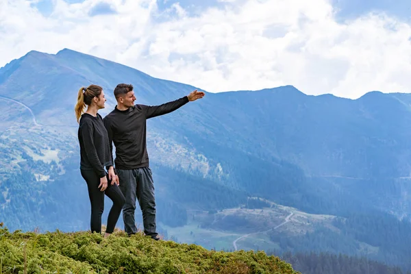 Der Junge Mann Und Eine Frau Stehen Auf Dem Berg — Stockfoto