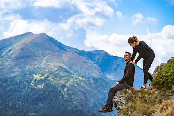 Der Glückliche Mann Und Eine Frau Genießen Auf Der Schönen — Stockfoto