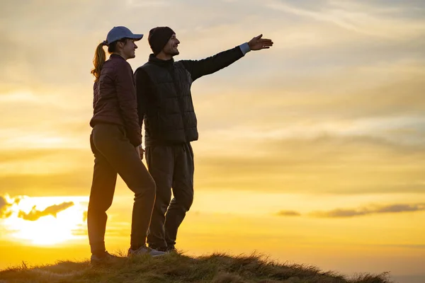 Homem Feliz Uma Mulher Colina Fundo Pôr Sol — Fotografia de Stock