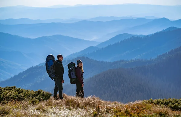 Das Glückliche Paar Mit Rucksäcken Steht Auf Dem Berg Mit — Stockfoto