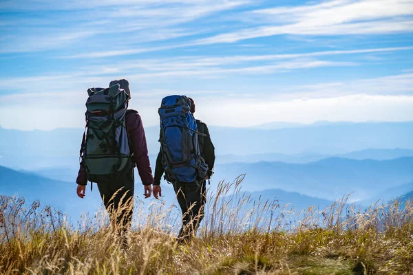 Las Dos Personas Caminando Por Montaña — Foto de Stock