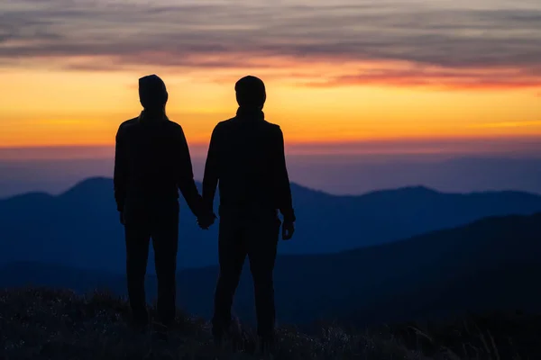 Die Silhouette Des Paares Auf Dem Berg Vor Dem Hintergrund — Stockfoto