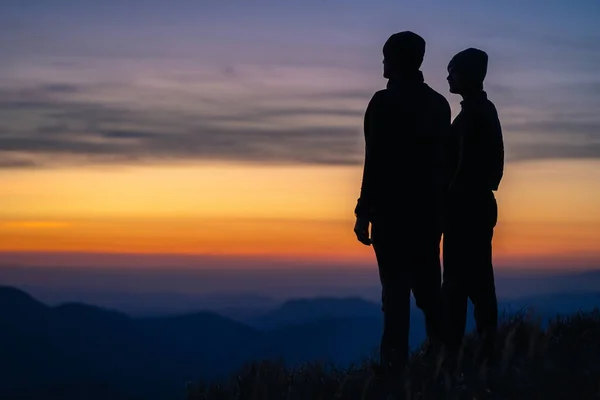 Die Silhouette Des Paares Auf Dem Berg Vor Sonnenaufgang — Stockfoto