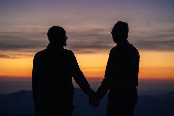 Die Silhouette Des Paares Auf Dem Berg Vor Sonnenaufgang — Stockfoto