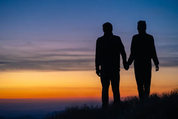 Siluet Pasangan Gunung Dengan Latar Belakang Matahari Terbit — Stok Foto