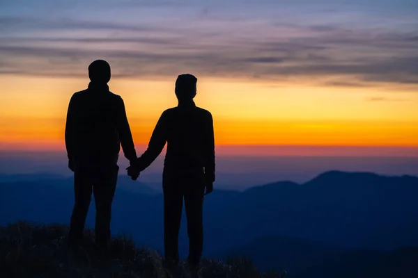 Coppia Piedi Sulla Montagna Uno Sfondo Alba — Foto Stock