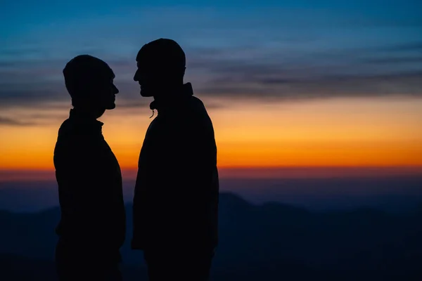 Det Romantiske Paret Som Står Fjelllandskapsbakgrunnen Med Solnedgang – stockfoto