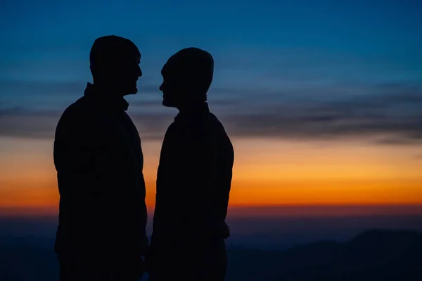 Det Romantiske Paret Som Står Fjelllandskapsbakgrunnen Med Solnedgang – stockfoto