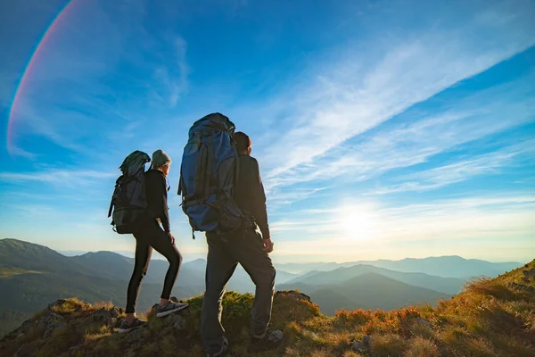 Pareja Pie Montaña Con Pintoresco Fondo Salida Del Sol — Foto de Stock