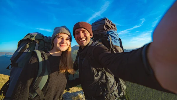 Happy Couple Taking Selfie Mountain Background — Stock Photo, Image