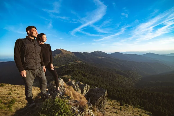 Das Lächelnde Paar Vor Dem Hintergrund Der Wunderschönen Berglandschaft — Stockfoto