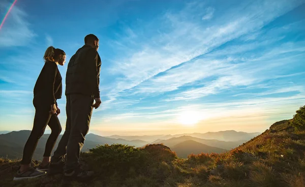 Casal Sobre Belo Pôr Sol Montanha Fundo — Fotografia de Stock