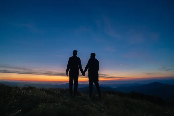 Silhouette Couple Sur Fond Coucher Soleil Montagne — Photo