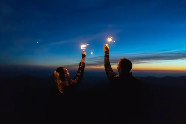 Pria Dan Wanita Memegang Tongkat Kembang Api Waktu Malam — Stok Foto