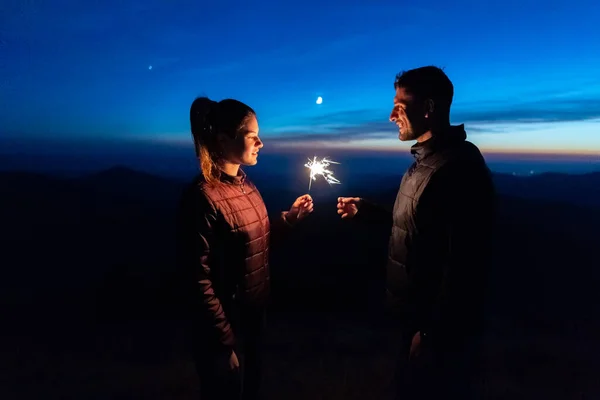 Pasangan Bahagia Memegang Tongkat Kembang Api Latar Belakang Gunung — Stok Foto