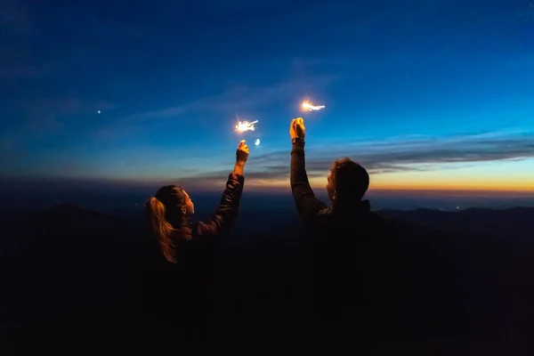 Homem Uma Mulher Com Fogo Artifício Noite Noite Tempo — Fotografia de Stock