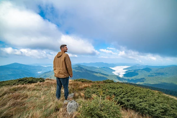 Omul Fericit Stând Vârful Unui Munte — Fotografie, imagine de stoc