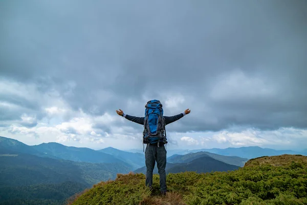 Gelukkige Man Die Berg Staat Regenachtige Wolken Achtergrond — Stockfoto