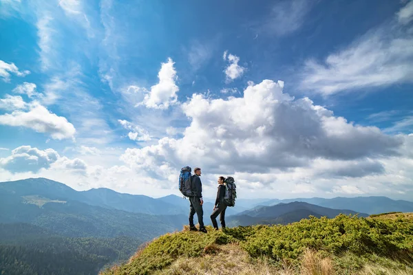 Homem Uma Mulher Montanha Pitoresco Fundo Paisagem Nublada — Fotografia de Stock