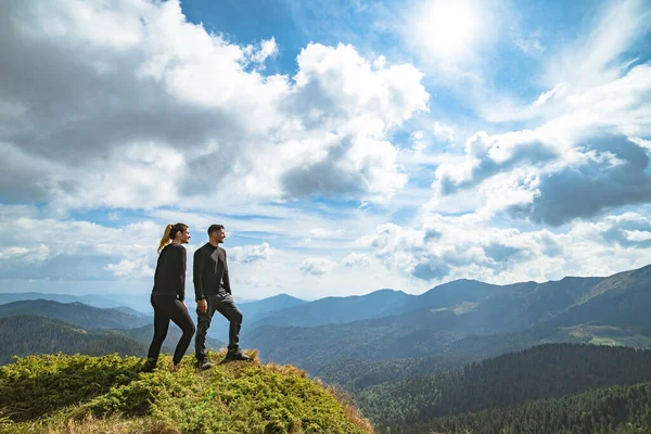 Det Lykkelige Paret Som Står Fjellet Med Pittoreske Skydekke – stockfoto