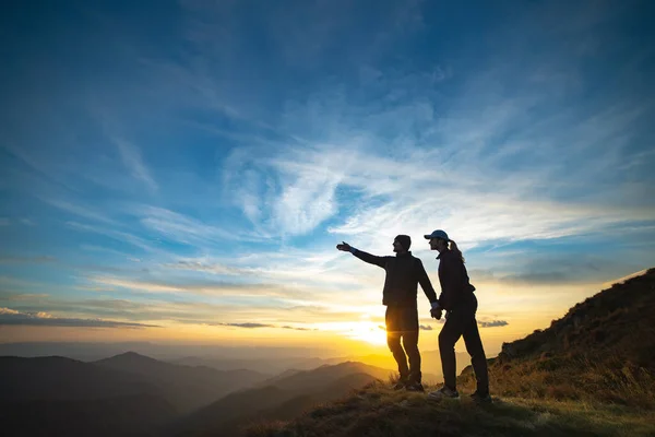 Pareja Haciendo Gesto Sobre Roca Con Pintoresco Amanecer — Foto de Stock