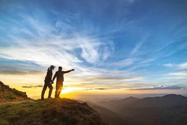 Casal Gesticulando Montanha Com Pôr Sol Pitoresco — Fotografia de Stock