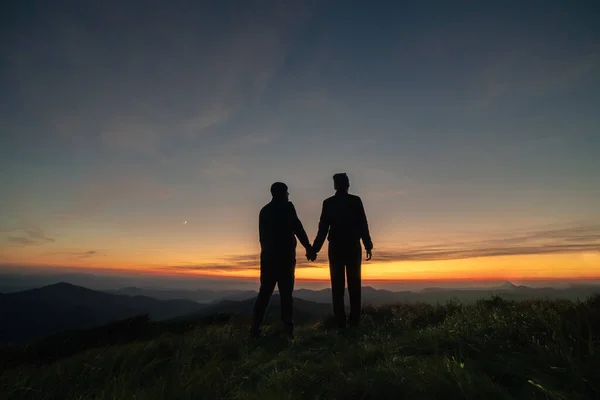 Siluet Pasangan Latar Belakang Matahari Terbenam Gunung — Stok Foto
