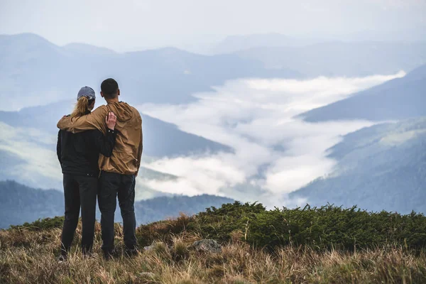 Pasangan Yang Berdiri Latar Belakang Lanskap Gunung — Stok Foto
