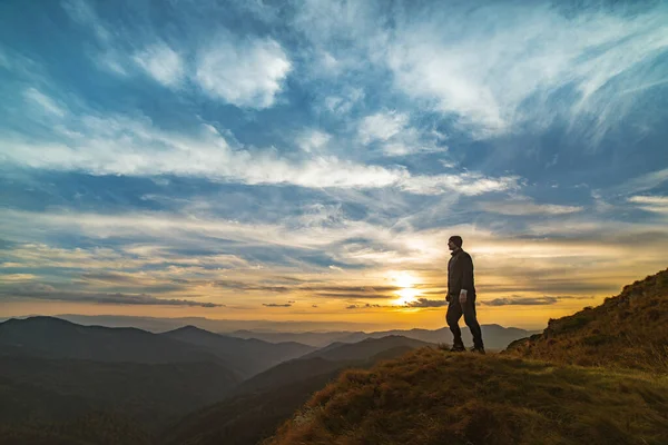 Homem Rocha Com Pôr Sol Pitoresco — Fotografia de Stock