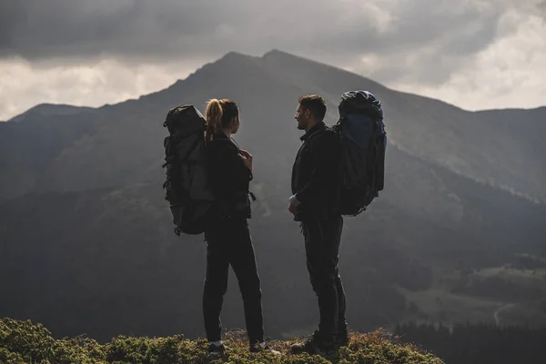 Paret Med Ryggsekker Som Står Fjelllandskapsbakgrunn – stockfoto