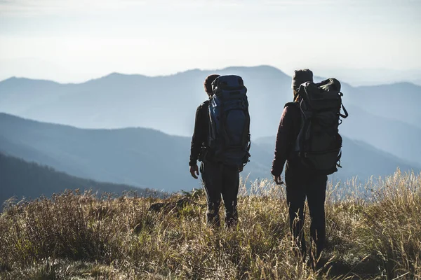 Pria Dan Wanita Berdiri Gunung Dengan Pemandangan Indah — Stok Foto