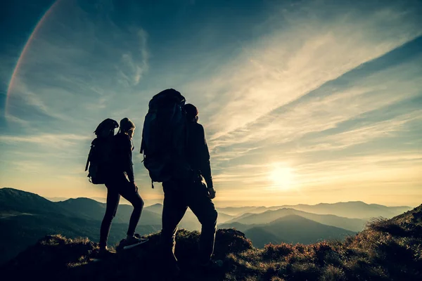 Das Paar Steht Auf Einem Berg Mit Malerischem Sonnenaufgang — Stockfoto