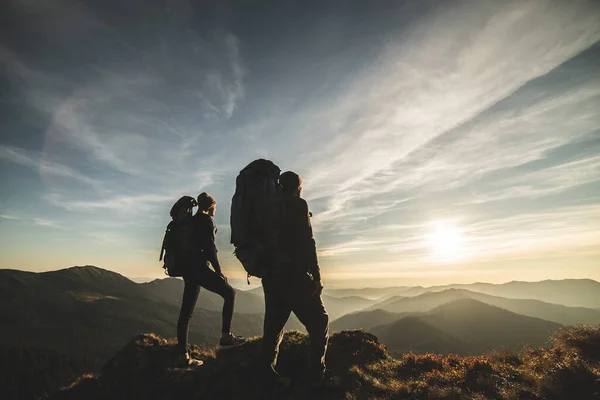 Pariskunta Seisoo Vuorella Viehättävä Auringonlasku Tausta — kuvapankkivalokuva